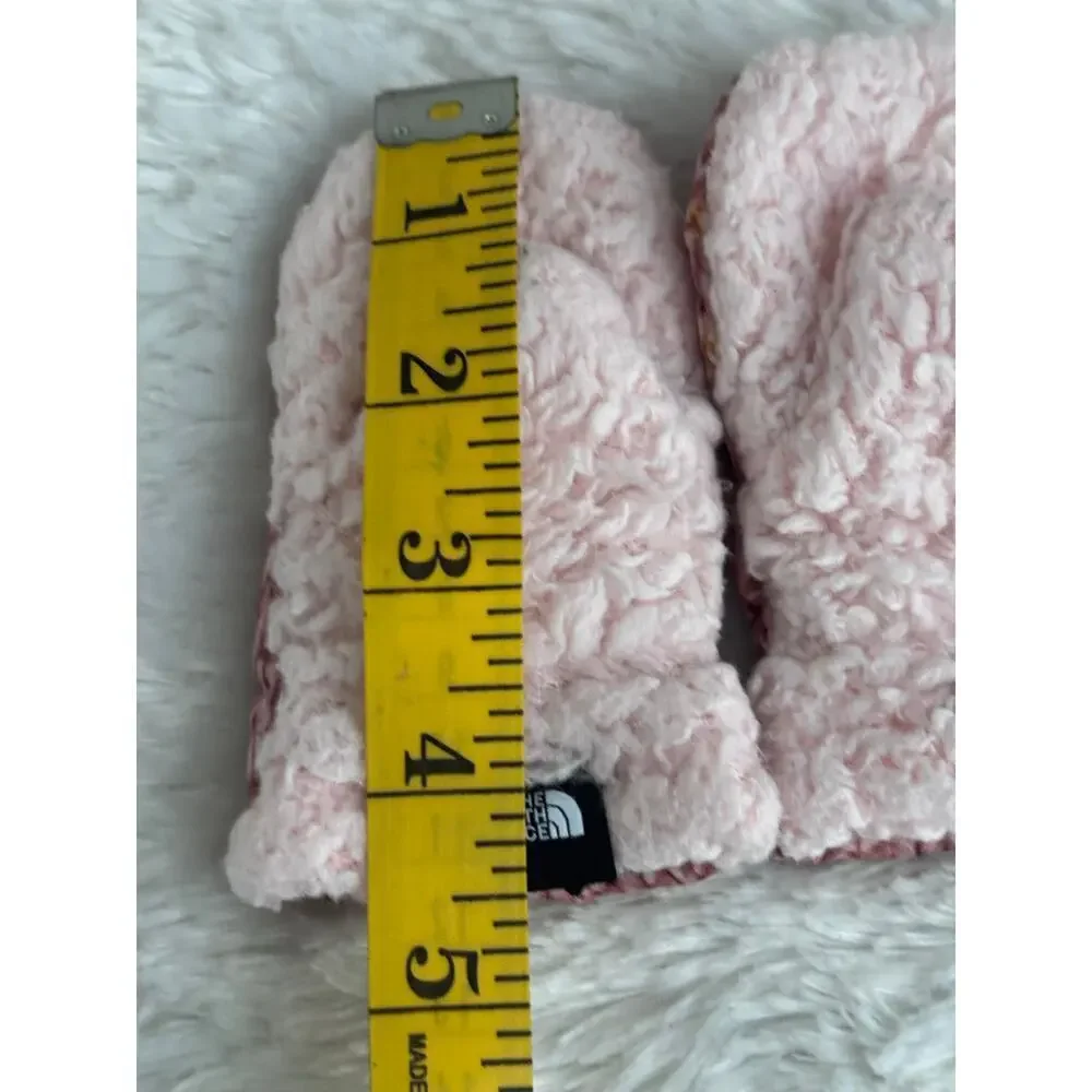 The North Face Baby Bear Suave Oso Mitts in a pink knit pattern.Size XXS